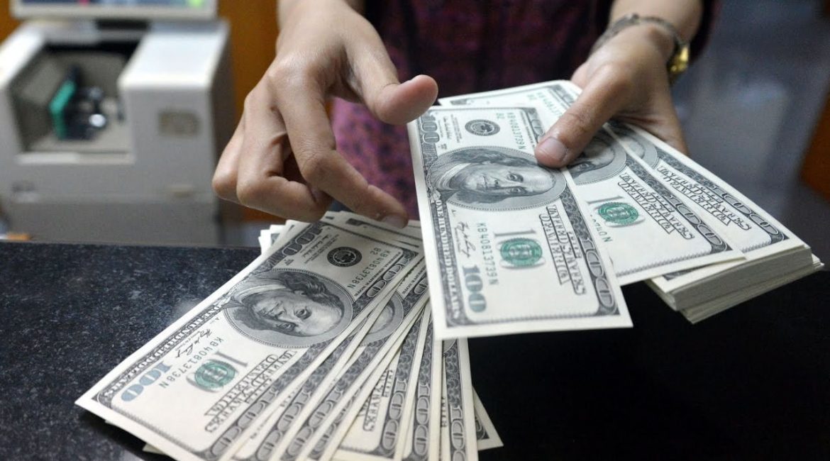 Украинцы будут покупать доллары по новым правилам